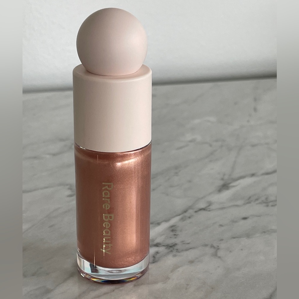 Rare Beauty Liquid Luminizer Highlight in Transcend